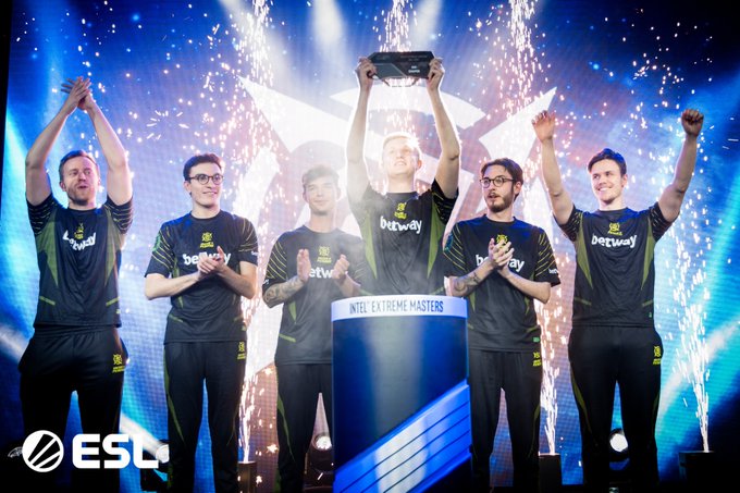 他坚持每日 他坚持每日